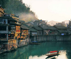 B、长沙、韶山、张家界（哈利路亚山）、凤凰古城双飞六日